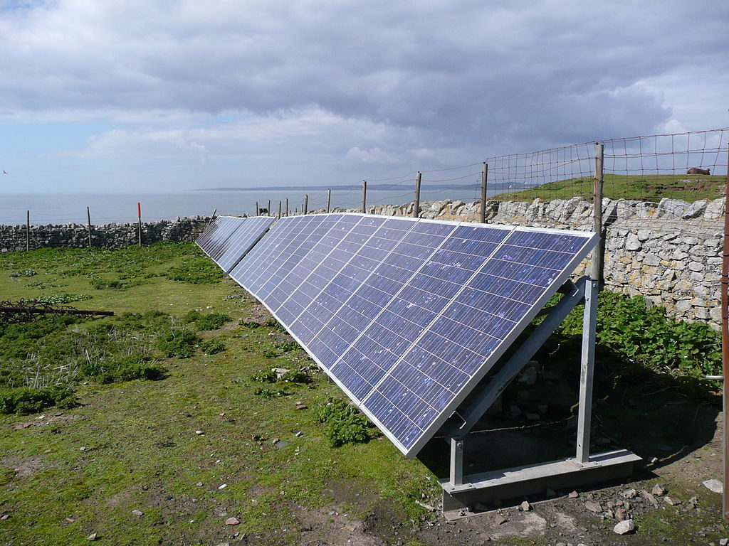 Pannelli fotovoltaici nell'isola di Flat Holm. Foto: Thruxton Wikimedia Commons