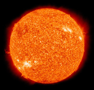 La sfera infuocata del sole in una foto dell'agenzia spaziale americana. Di NASA/SDO (AIA) [Public domain],   attraverso Wikimedia Commons