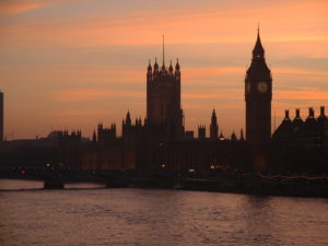 Parlamento di Londra,   Westminster e Big Ben sul fiume Tamigi al tramonto. Di Seabhcan [Public domain],   attraverso Wikimedia Commons