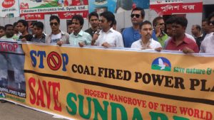 Una manifestazione contro la costruzione della nuova centrale a carbone in Bangladesh ©Wikimedia Commons/Gmanwar.bd